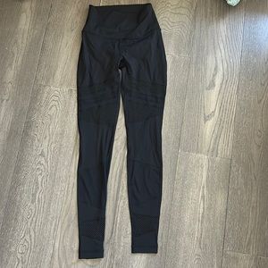 Unworn Lululemon Legging with Mesh Detailing (4)